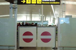 Переодетые мигранты попадали в Испанию через служебные помещения аэропорта Барселоны