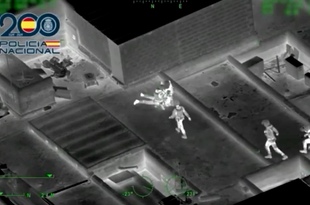 В Альмерии наркоторговцы прорубили ходы между квартирами и удирали от полиции по крышам